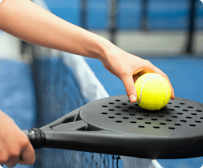 パデルラケットとボール