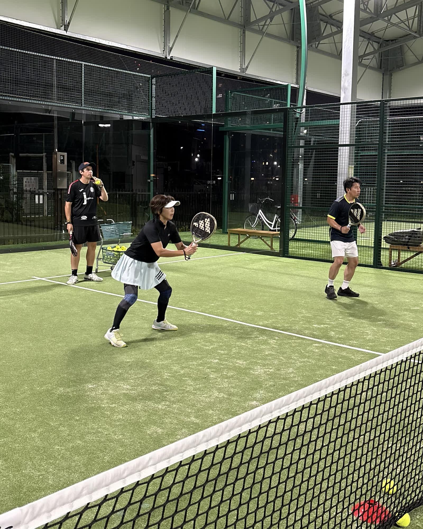 コートに立つPADEL DOJOのプレイヤー