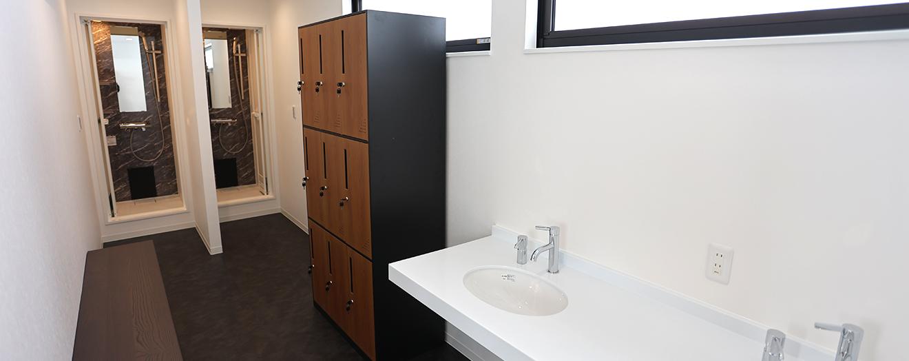 PADEL DOJO locker and changing room facilities